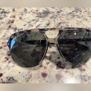 Polarized ray bans. Hardly worn.
